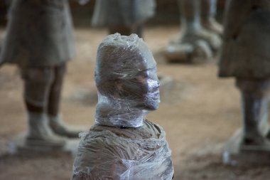 Terracotta Ordusu, Çin 'in Xian kentindeki mezarında ilk birleşik Çin İmparatoru Qin Shi Huang' ın ordularını tasvir eden terracotta heykelleri kazdı.