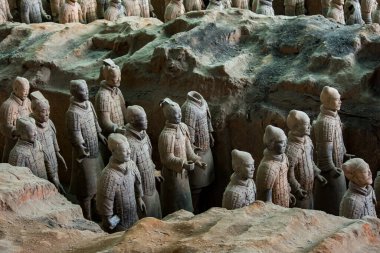 Terracotta Ordusu, Çin 'in Xian kentindeki mezarında ilk birleşik Çin İmparatoru Qin Shi Huang' ın ordularını tasvir eden terracotta heykelleri kazdı.