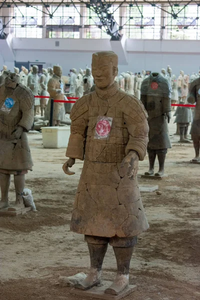 테라코타 시안에 묘지에서 중국의 황제인 진시황의 군대를 테라코타 조각품을 발굴하였다 — 스톡 사진