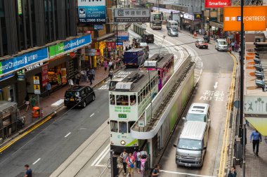 Hong Kong / Çin - 23 Temmuz 2015: Hong Kong şehir merkezinde Iconic Hong Kong çift katlı tramvay