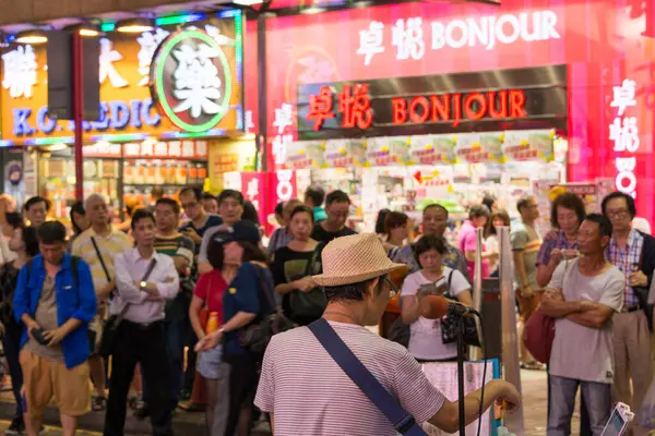 Hong Kong China July 26Th 2015 Crowd Listening Street Musician — Stock Photo, Image