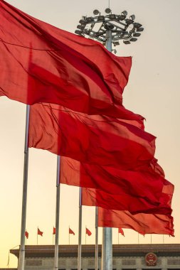 Çin 'in Pekin kentindeki Büyük Halk Salonu' nun önündeki Tienanmen Meydanı 'nda rüzgarda kırmızı bayraklar açıldı.