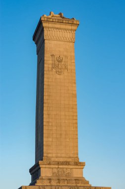 Pekin / Çin - 26 Kasım 2015: Pekin 'deki Tiananmen Meydanı' ndaki Halk Kahramanları Anıtı, 19. ve 20. yüzyıllarda devrimci mücadelenin şehitleri onuruna dikildi.