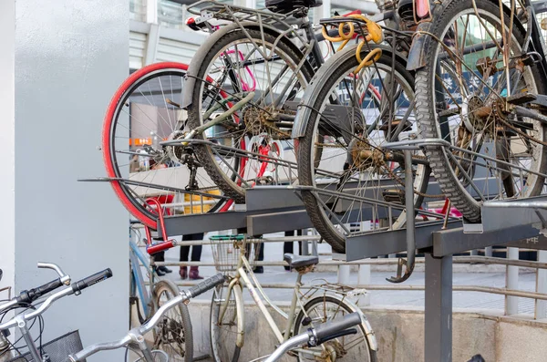 Pequim China Março 2015 Bicicletas Empilhadas Estacionamento Perto Estação Zhongguancun — Fotografia de Stock