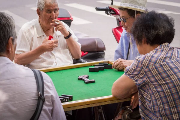 Beijing China June 2015 People Playing Dominoes Street Beijing Capital — Stock Photo, Image