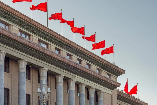 作为世界上最大的议会 全国人民代表大会是中华人民共和国的国家立法机构 它的上面挂着红旗 有2980名议员 — 图库照片
