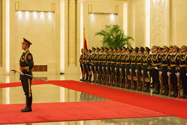 Pekin / Çin - 26 Kasım 2015: Çin Halk Cumhuriyeti Halk Kurtuluş Ordusu Onur Muhafızları Büyük Halk Salonu 'nda resmi bir törenle.