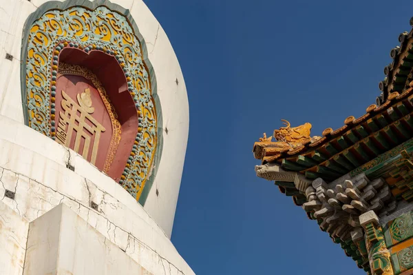 Pekin, Çin 'deki Pekin parkındaki Beyaz Pagoda' nın mimari detayları.
