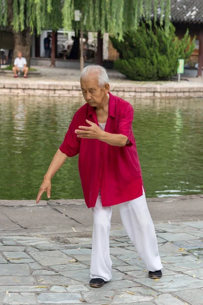 Beijing China Julio 2015 Anciano Practicando Tai Chi Parque Tuanjiehu —  Fotos de Stock