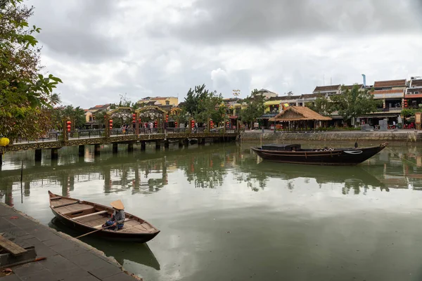 位于越南中部海安老城桥附近的绿江上的船只 — 图库照片