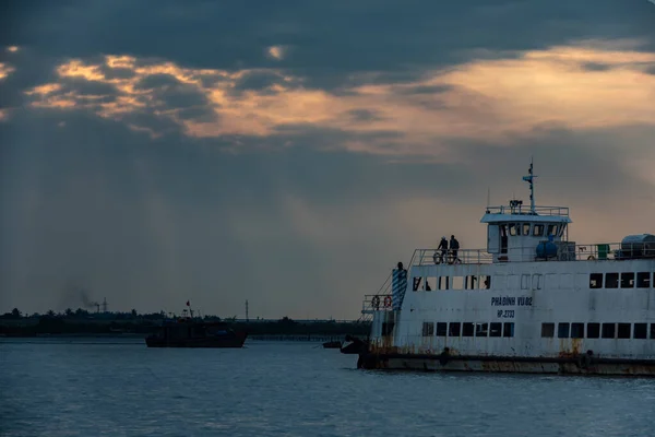 Ferry Que Cruza Cat Halong Durante Puesta Del Sol Con —  Fotos de Stock