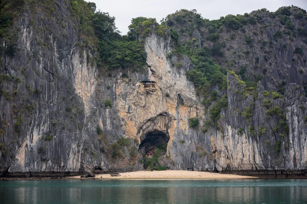 Caverna Forma Rosto Com Uma Pequena Praia Dentro Rochas Calcário — Fotografia de Stock