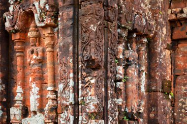 Duvara kazınmış iki Hindu tanrısı Orta Vietnam 'daki Oğlum Sığınağı' ndaki harabelerde antik tapınak açısının yanında.