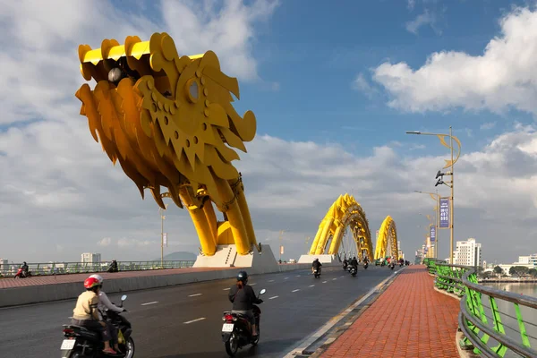 Danang / Vietnam - 01 / 05 / 2020: Orta Vietnam 'daki Da Nang şehrinde ejderha köprüsü ve motolar kesişiyor