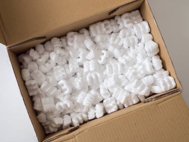 Alışveriş online göndermek bir parsel kırılgan pack darbeye dayanıklı köpük yastıklama