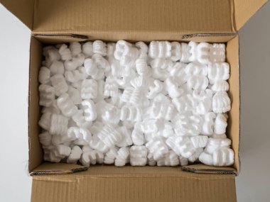 Alışveriş online göndermek bir parsel kırılgan pack darbeye dayanıklı köpük yastıklama