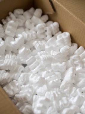 Alışveriş online göndermek bir parsel kırılgan pack darbeye dayanıklı köpük yastıklama