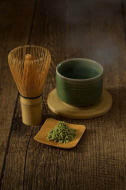 yeşil çay matcha Japon içki tahta arka plan ile geleneksel