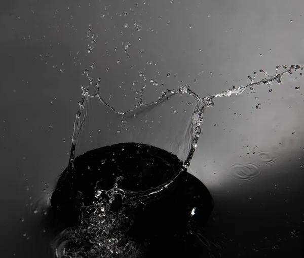 Spruzzare acqua su fondo nero isolato — Foto Stock