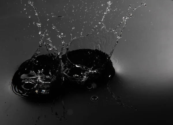 Spruzzare acqua su fondo nero isolato — Foto Stock