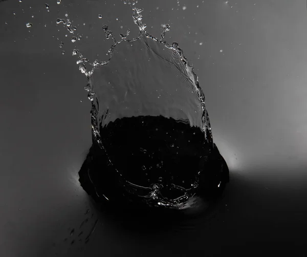 Agua salpicada sobre fondo negro aislado — Foto de Stock