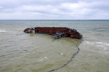 İnsansız hava aracı tarafından vurulan tankerin en üst görüntüsü. Ters tanker enkazı