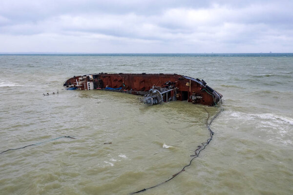 Вид тонущего танкера, сбитый беспилотником. Перевернутый танкер
