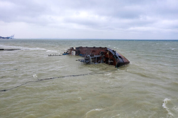 Вид тонущего танкера, сбитый беспилотником. Перевернутый танкер
