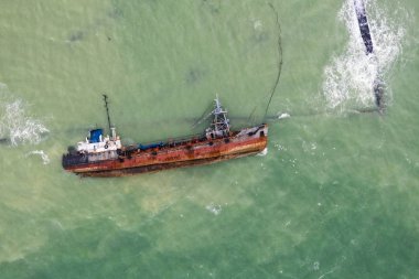 İnsansız hava aracı tarafından vurulan tankerin en üst görüntüsü. Ters tanker enkazı