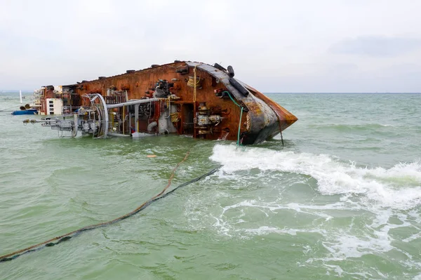 Horní pohled na potápějící se tanker zastřelen dronem. Převrácený vrak tankeru — Stock fotografie