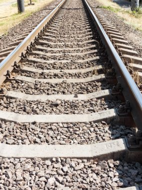 Boş demiryolu rayları mesafeye gider, görüntüyü kapatır