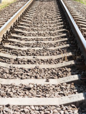 Boş demiryolu rayları mesafeye gider, görüntüyü kapatır