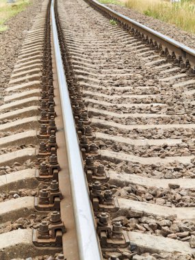 Boş demiryolu rayları mesafeye gider, görüntüyü kapatır