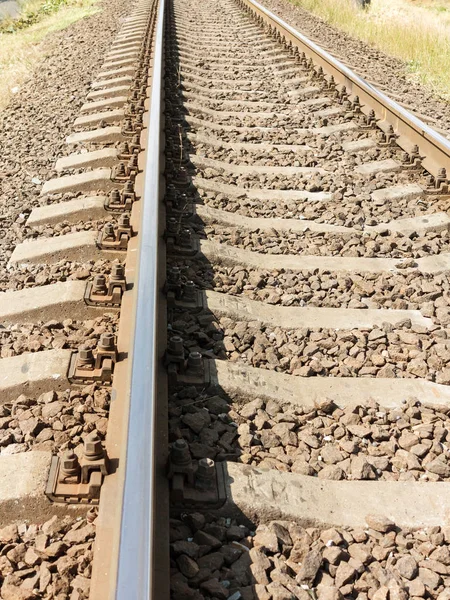 Boş demiryolu rayları mesafeye gider, görüntüyü kapatır