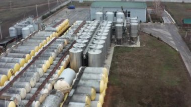 Yakıt deposu, sonbaharda küçük bir modern şaraphanede insansız hava aracı. Paslanmaz çelik şarabı fermantasyon ve depolamak için geniş tankları olan modern şaraphane. Çiftlik, şarap üretimi. Arka bahçenin İHA videosu