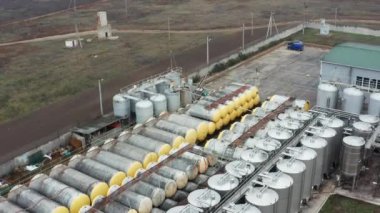 Yakıt deposu, sonbaharda küçük bir modern şaraphanede insansız hava aracı. Paslanmaz çelik şarabı fermantasyon ve depolamak için geniş tankları olan modern şaraphane. Çiftlik, şarap üretimi. Arka bahçenin İHA videosu