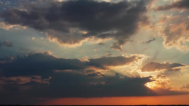 晴れた日のドローンカメラ黄金の夕日の空中ビュー 美しい雲の中から太陽の光線 ドローン撮影日没 — ストック動画