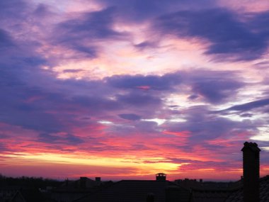 Bacalı ve çatılı evlerin karanlık, berrak siluetleri.