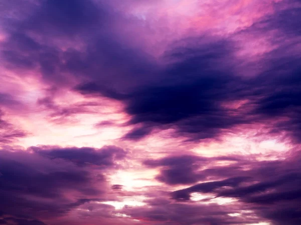 Fiery sunset sky. Beautiful sky. Evening sky with colorful cloud — Stock Photo, Image