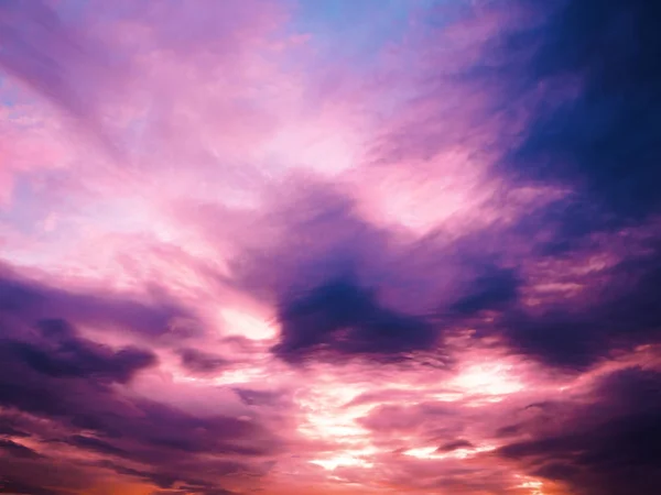 Ateşli günbatımı gökyüzü. Güzel gökyüzü. Akşam gökyüzü renkli bulutlarla — Stok fotoğraf
