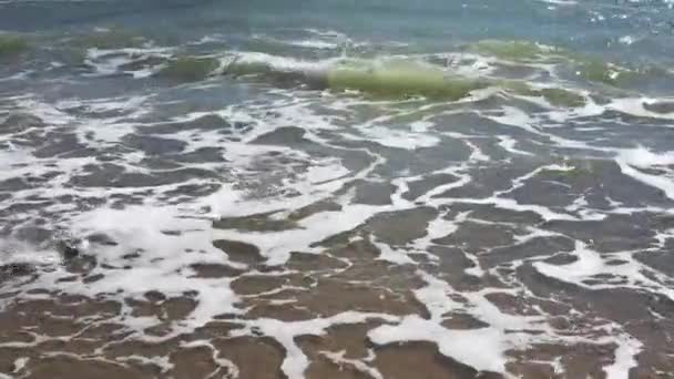 Gelombang Laut Selama Badai Air Berputar Depan Dan Mendidih Pantai — Stok Video