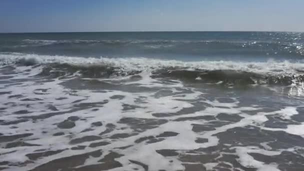 Zandstrand Met Oceaanvloedgolven Die Neerstorten Een Zandstrand Luchtdrone Video — Stockvideo