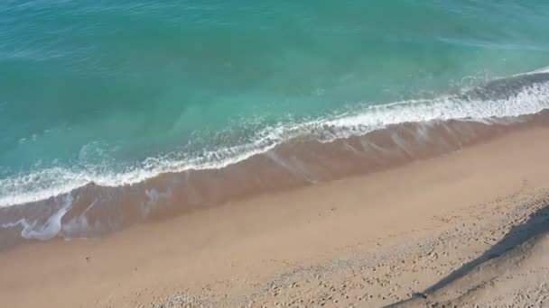 海岸線の上から見た 有名な波と美しい嵐の海の空中風景撮影 穏やかな波が壊れ 砂浜の端に泡を作ります 鳥の眼の映像 — ストック動画