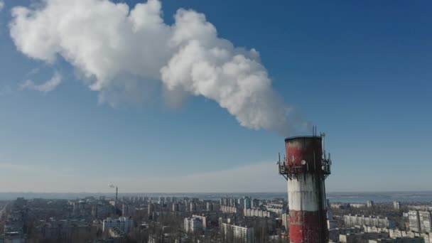 ドローンで撮影された映像 太い煙は発電所の工業用パイプから発生します 大都市の生態学的問題 産業廃棄物による環境汚染 — ストック動画