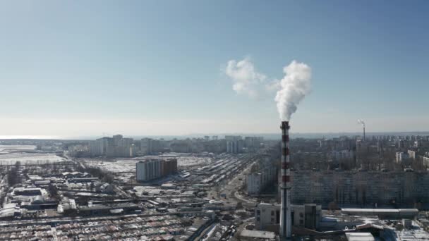 ドローンで撮影された映像 太い煙は発電所の工業用パイプから発生します 大都市の生態学的問題 産業廃棄物による環境汚染 — ストック動画