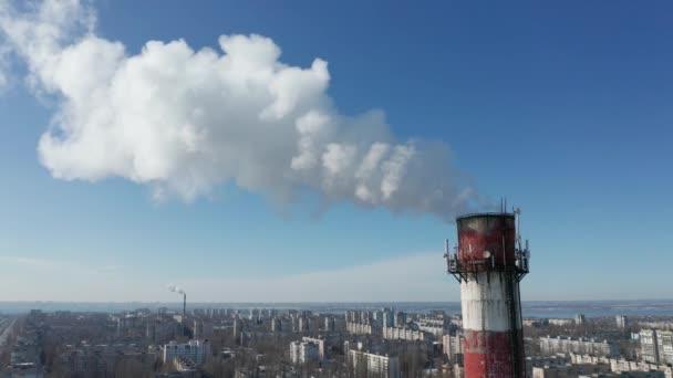 Luftaufnahme Von Einer Drohne Dichter Rauch Quillt Aus Dem Industrierohr — Stockvideo