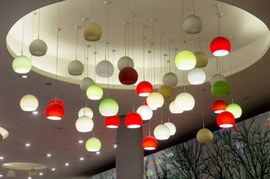Modern tarzda dekoratif ampuller. Çok renkli yuvarlak lamba
