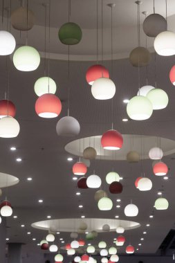 Modern tarzda dekoratif ampuller. Çok renkli yuvarlak lamba