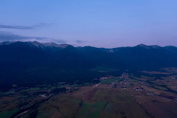 Pandangan udara dari pesawat tak berawak. Gunung dan desa yang menakjubkan vi — Stok Foto