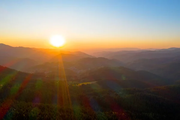 Indah lanskap gunung di sinar matahari terbenam. Bac — Stok Foto